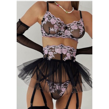 Ensemble de lingerie sexy en dentelle trois pièces dans les couleurs noir et rose, orné d'un motif floral.