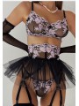 Ensemble de lingerie sexy en dentelle trois pièces dans les couleurs noir et rose, orné d'un motif floral.