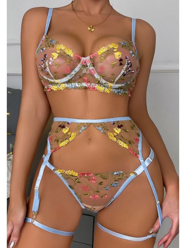 Ensemble de lingerie sexy en dentelle trois pièces de couleur bleu clair avec motif floral.