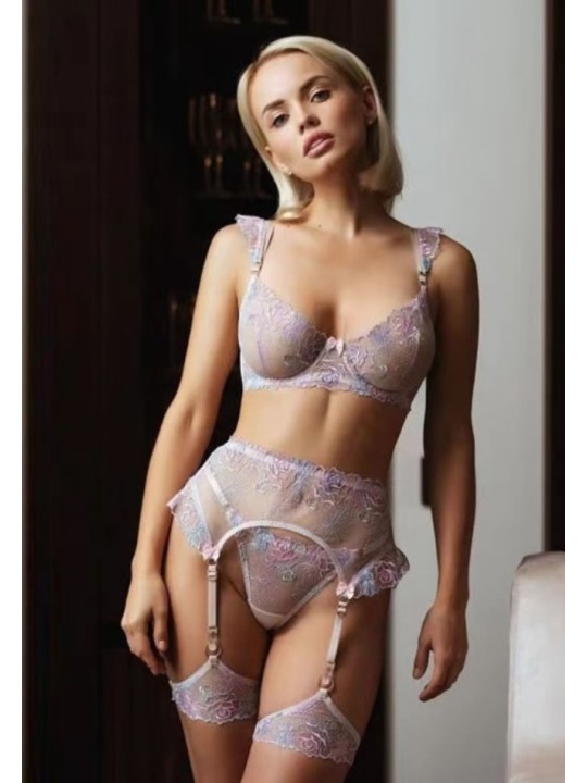 Ensemble de lingerie sexy en dentelle trois pièces de couleur rose clair avec motif floral.