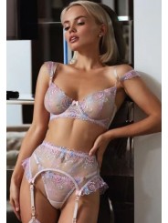 Ensemble de lingerie sexy en dentelle trois pièces de couleur rose clair avec motif floral.