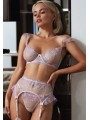 Ensemble de lingerie sexy en dentelle trois pièces de couleur rose clair avec motif floral.