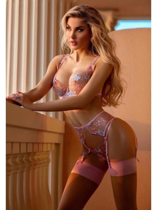 Ensemble de lingerie sexy en dentelle trois pièces de couleur rose clair avec un motif floral.