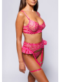 Ensemble de lingerie sexy en dentelle trois pièces de couleur rose avec motif de cœurs.