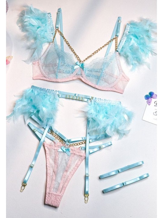 Ensemble de lingerie sexy en dentelle trois pièces dans les couleurs bleu clair et rose, comprenant des plumes.