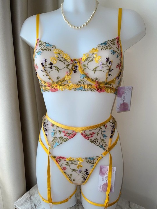 Ensemble de lingerie sexy en dentelle trois pièces de couleur jaune avec motif floral.