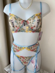 Ensemble de lingerie sexy en dentelle trois pièces de couleur bleu clair avec motif floral.