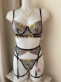 Ensemble de lingerie sexy en dentelle trois pièces de couleur noire avec motif floral.