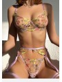 Ensemble de lingerie sexy en dentelle trois pièces de couleur rose clair avec motif floral.