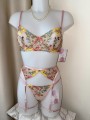 Ensemble de lingerie sexy en dentelle trois pièces de couleur rose clair avec motif floral.