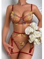 Ensemble de lingerie sexy en dentelle trois pièces de couleur rouge bordeaux, motif floral.