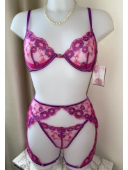 Ensemble de lingerie sexy en dentelle trois pièces de couleur lilas avec motif floral.