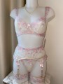 Ensemble de lingerie sexy en dentelle trois pièces de couleur rose clair avec motif floral.