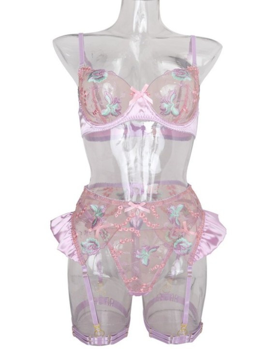 Ensemble de lingerie sexy en dentelle trois pièces avec motif floral, de couleur lilas.