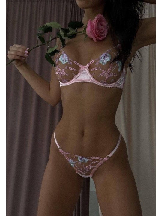 Ensemble de lingerie sexy en dentelle trois pièces de couleur rose champagne, avec un motif floral, en satin doux.