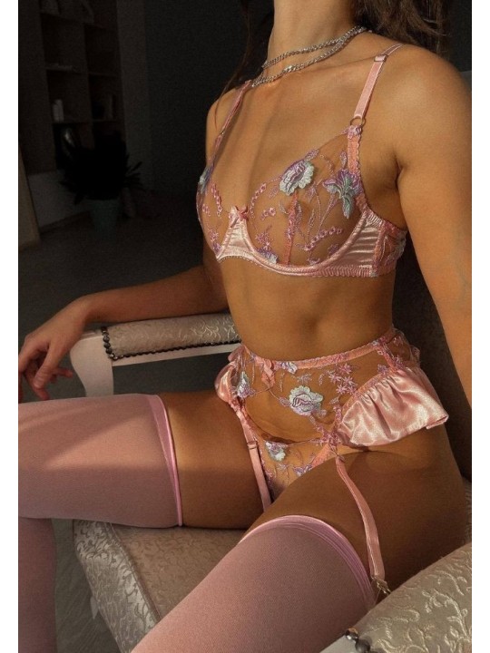 Ensemble de lingerie sexy en dentelle trois pièces de couleur rose champagne, avec un motif floral, en satin doux.