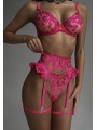 Ensemble de lingerie sexy en dentelle trois pièces de couleur rose avec motif de cœurs.