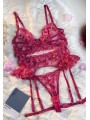 Ensemble de lingerie sexy en dentelle trois pièces de couleur rose avec motif de cœurs.