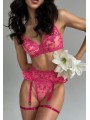 Ensemble de lingerie sexy en dentelle trois pièces de couleur rose avec motif de cœurs.