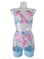 Ensemble de lingerie sexy trois pièces de couleur bleu clair avec motif floral.