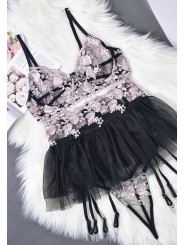 Ensemble de lingerie sexy en dentelle trois pièces dans les couleurs noir et rose, orné d'un motif floral.