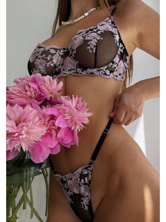 Ensemble de lingerie sexy en dentelle trois pièces dans les couleurs noir et rose, orné d'un motif floral.