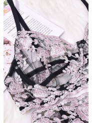 Ensemble de lingerie sexy en dentelle trois pièces dans les couleurs noir et rose, orné d'un motif floral.