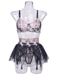 Ensemble de lingerie sexy en dentelle trois pièces dans les couleurs noir et rose, orné d'un motif floral.