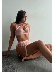 Ensemble de lingerie sexy en dentelle trois pièces de couleur rose clair avec un porte-jarretelles orné de plumes.