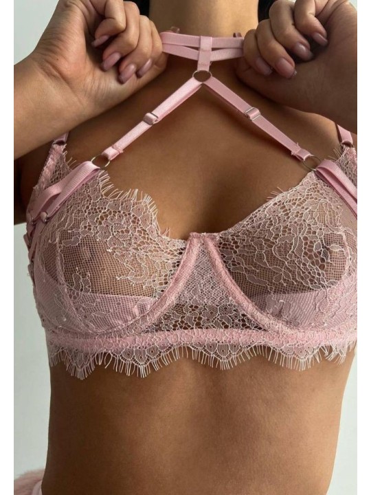 Ensemble de lingerie sexy en dentelle trois pièces de couleur rose clair avec un porte-jarretelles orné de plumes.