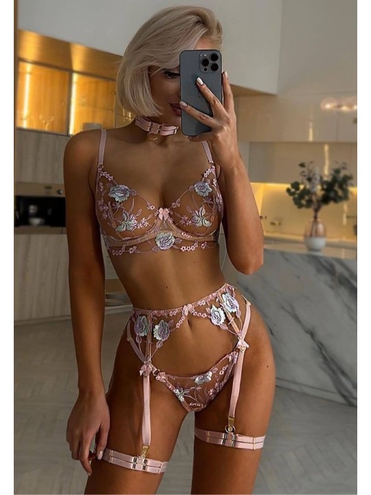 Ensemble de lingerie sexy en dentelle trois pièces de couleur rose champagne, avec un motif floral, en satin doux.