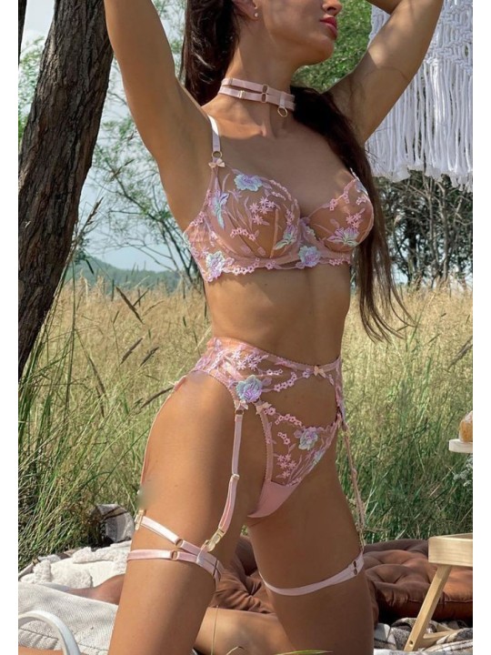 Ensemble de lingerie sexy en dentelle trois pièces de couleur rose champagne, avec un motif floral, en satin doux.